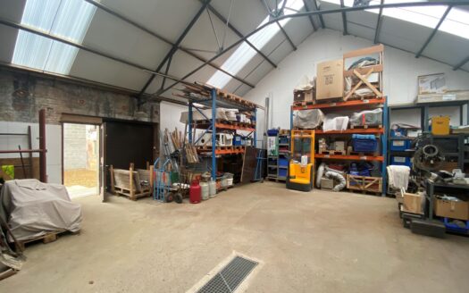 Ruim magazijn (± 200 m²) met polyvalente indeling, tuin en extra werkhuis – ref.: 4451/loods